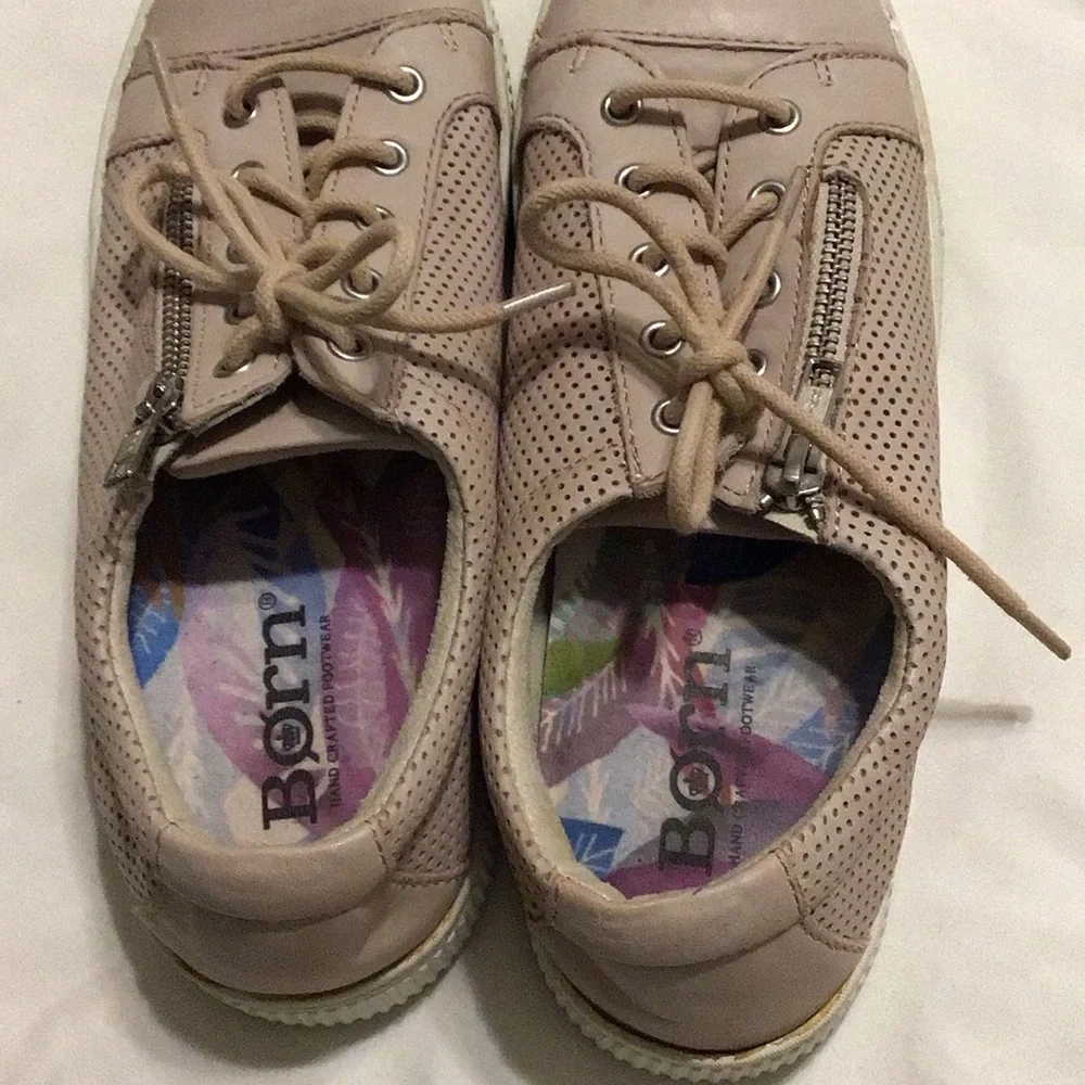 🧁$8 Moving🚚Sale Born sneakers pink zip up Sz 8.5M